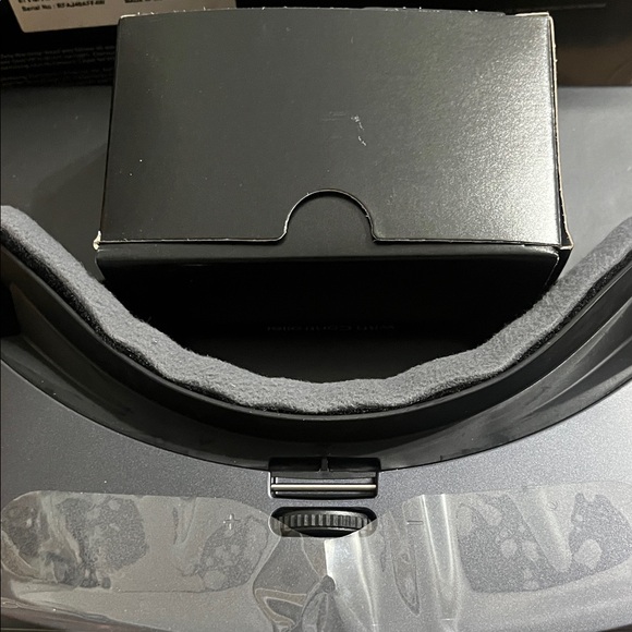 Samsung Gear VR Headset with Controller - Dark Gray - Picture 14 of 16